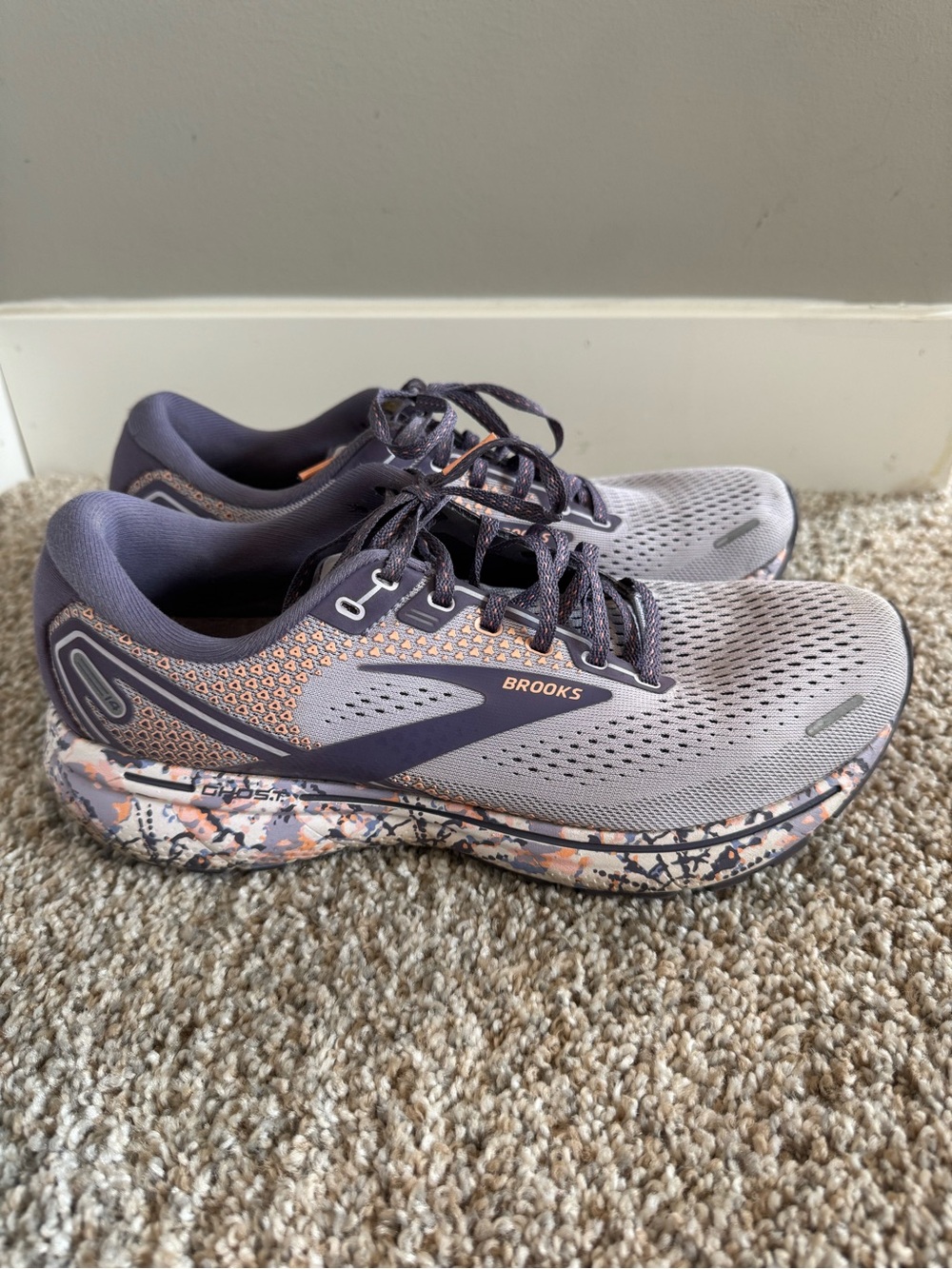 Brooks Women's Ghost Gray and Peach Running Shoes Size 10 - Picture 2 of 5